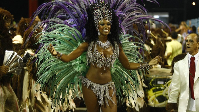 During Carnival 2015 , Cris Vianna will parade in front of the Empress of battery Leopoldinense again